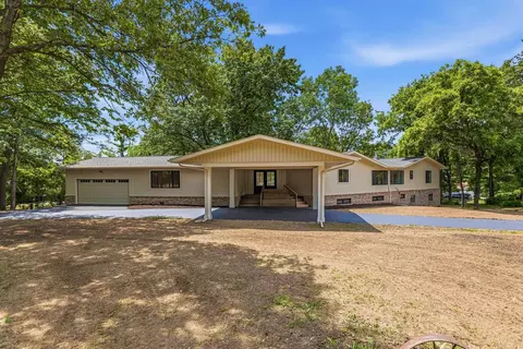 3 Hickory Ln, White Heath, IL 61884