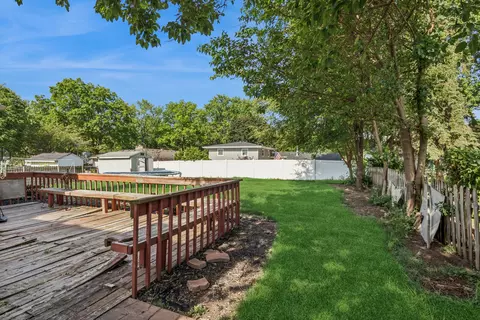 Exterior - 1050 Grenada Dr, Aurora, IL 60506 photo 5 of 6