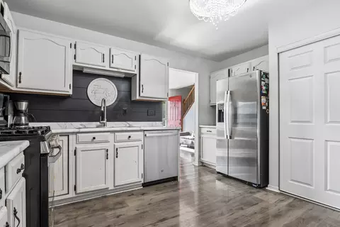 Kitchen - 1050 Grenada Dr, Aurora, IL 60506 photo 2 of 2