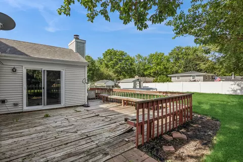 Exterior - 1050 Grenada Dr, Aurora, IL 60506 photo 4 of 6