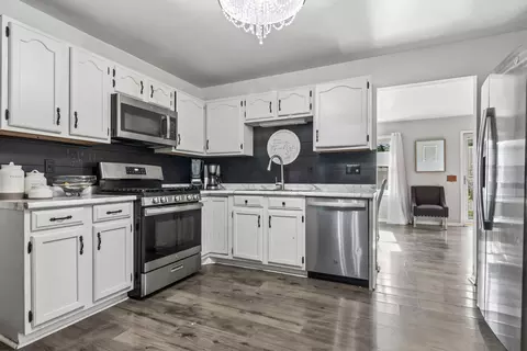 Kitchen - 1050 Grenada Dr, Aurora, IL 60506 photo 1 of 2