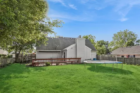 Exterior - 1050 Grenada Dr, Aurora, IL 60506 photo 6 of 6