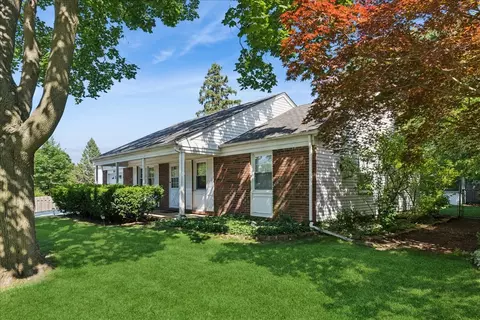 921 Country Ln, Buffalo Grove, IL 60089