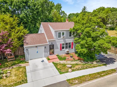 614 Algonquin Rd, Fox River Grove, IL 60021