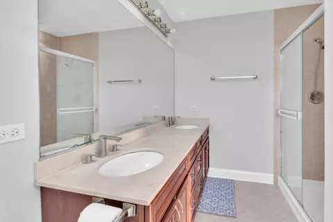 Bath - 270 E Armitage Ave, Addison, IL 60101 photo 2 of 4