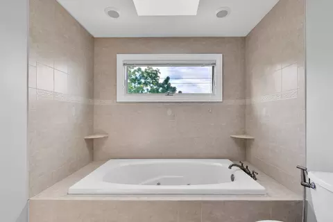 Bath - 270 E Armitage Ave, Addison, IL 60101 photo 3 of 4