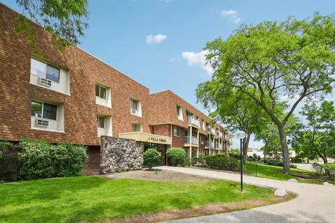 1 Villa Verde Dr #211, Buffalo Grove, IL 60089