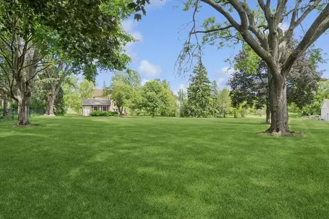 Exterior - 39 W550 Deerpath Rd, Aurora, IL 60506 photo 3 of 3