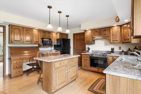 Kitchen - 39 W550 Deerpath Rd, Aurora, IL 60506 photo 2 of 3