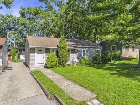 121 S Archer Rd, Mundelein, IL 60060