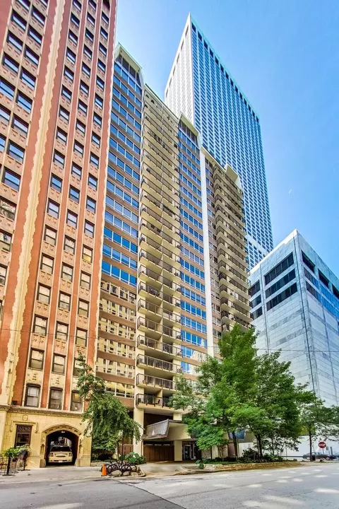 201 E Chestnut St #3A, Chicago, IL 60611