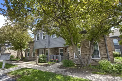 35 Foxcroft Rd #123, Naperville, IL 60565