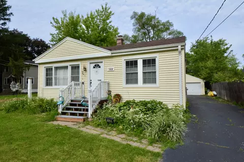 1028 West Dr, South Elgin, IL 60177