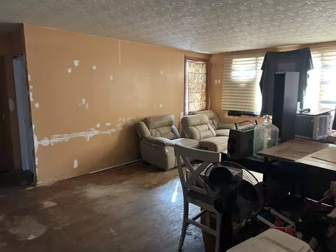 Living - 267 10th St, Wheeling, IL 60090 photo 2 of 2