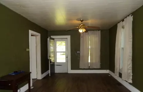 Living - 25 Wise St, Eldorado, IL 62930 photo 1 of 3