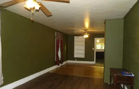 Living - 25 Wise St, Eldorado, IL 62930 photo 2 of 3