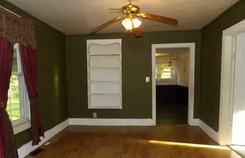 Living - 25 Wise St, Eldorado, IL 62930 photo 3 of 3