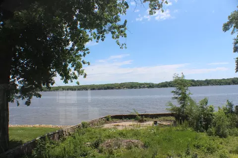 22757 Great River Rd, Le Claire, IA 52753