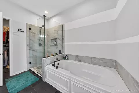 Bath - 4001 Whitehall Ln, Algonquin, IL 60102 photo 3 of 6