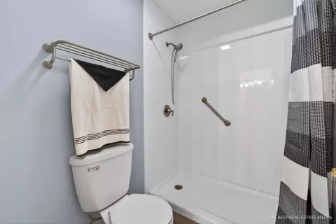 Bath - 4001 Whitehall Ln, Algonquin, IL 60102 photo 6 of 6