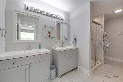 Bath - 386 Gladstone Ln, Elgin, IL 60120 photo 2 of 4