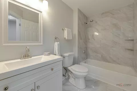 Bath - 386 Gladstone Ln, Elgin, IL 60120 photo 4 of 4