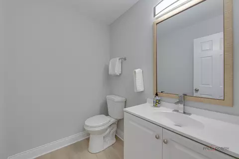 Bath - 386 Gladstone Ln, Elgin, IL 60120 photo 1 of 4