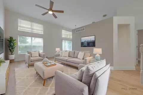 Living - 386 Gladstone Ln, Elgin, IL 60120 photo 1 of 4
