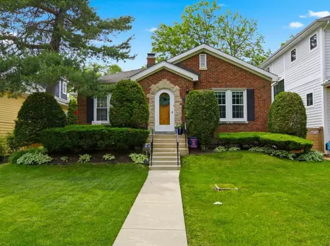 708 S Vine Ave, Park Ridge, IL 60068