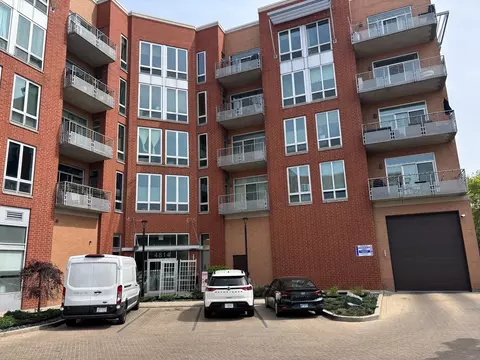 4814 N Clark St #204S, Chicago, IL 60640