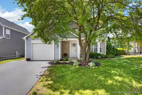 808 Castleton Ct, Mundelein, IL 60060