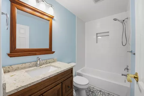 Bath - 4065 Winston Dr, Hoffman Estates, IL 60192 photo 2 of 3