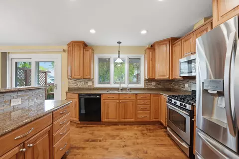 Kitchen - 4065 Winston Dr, Hoffman Estates, IL 60192 photo 3 of 4