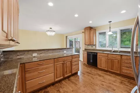 Kitchen - 4065 Winston Dr, Hoffman Estates, IL 60192 photo 4 of 4
