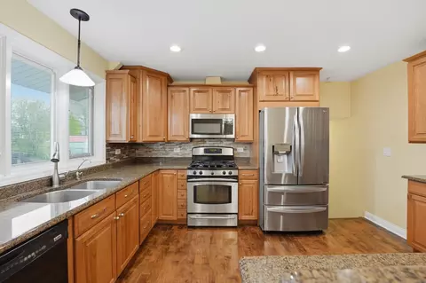 Kitchen - 4065 Winston Dr, Hoffman Estates, IL 60192 photo 2 of 4