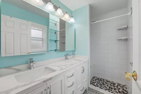 Bath - 4065 Winston Dr, Hoffman Estates, IL 60192 photo 3 of 3