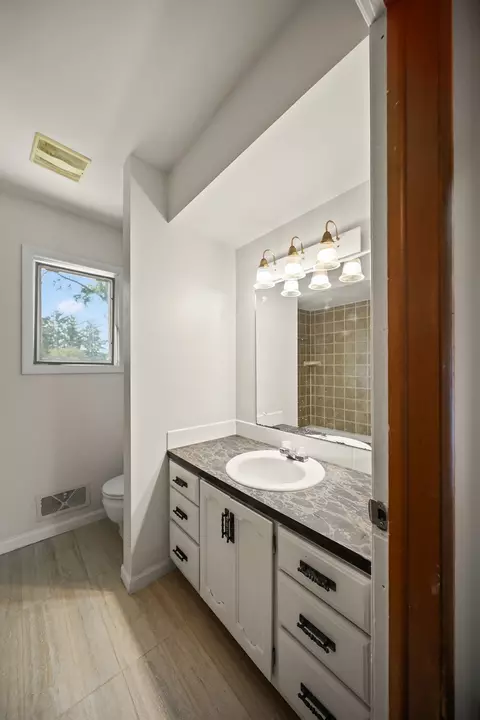 Bath - 2009 53rd St, Moline, IL 61265 photo 6 of 7