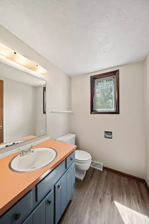 Bath - 2009 53rd St, Moline, IL 61265 photo 1 of 7
