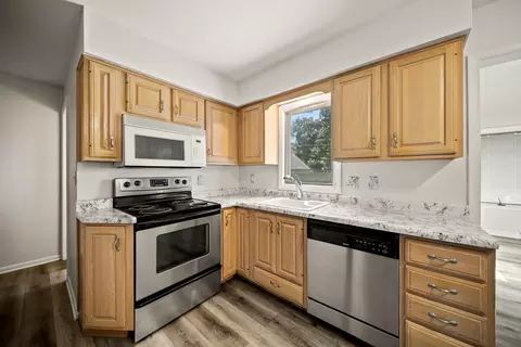 Kitchen - 2009 53rd St, Moline, IL 61265 photo 2 of 5