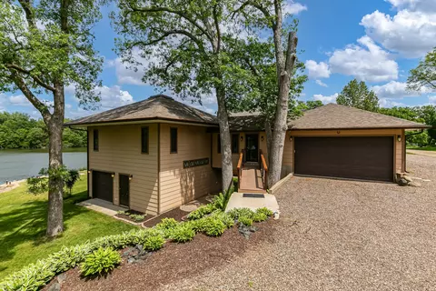 2642 250th St, Dewitt, IA 52742