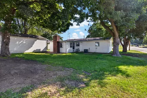 Exterior - 102 N Woodlawn St, Downs, IL 61736 photo 4 of 7