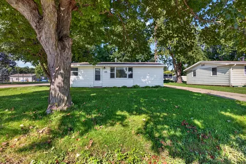 Exterior - 102 N Woodlawn St, Downs, IL 61736 photo 2 of 7