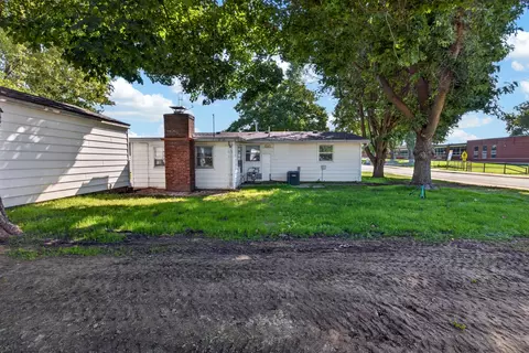 Exterior - 102 N Woodlawn St, Downs, IL 61736 photo 5 of 7