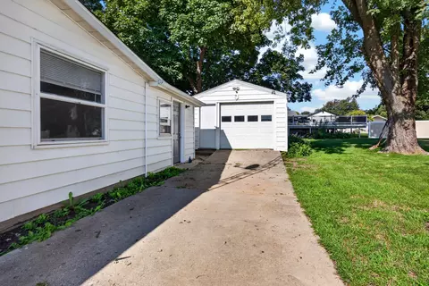 Exterior - 102 N Woodlawn St, Downs, IL 61736 photo 6 of 7