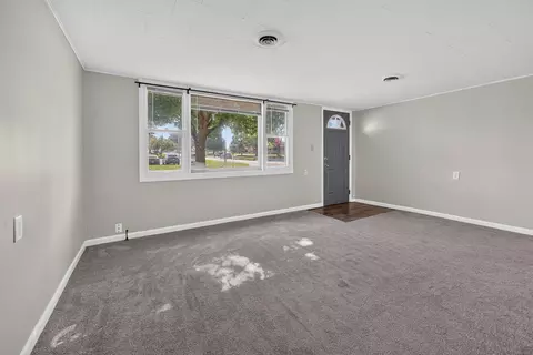 Living - 102 N Woodlawn St, Downs, IL 61736 photo 4 of 6