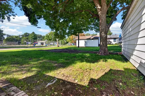 Exterior - 102 N Woodlawn St, Downs, IL 61736 photo 3 of 7
