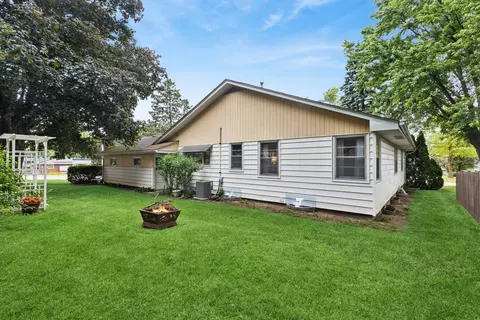 Exterior - 3607 W Clover Ave, Mchenry, IL 60050 photo 4 of 6