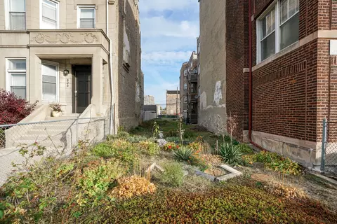 428 E 44th St, Chicago, IL 60653