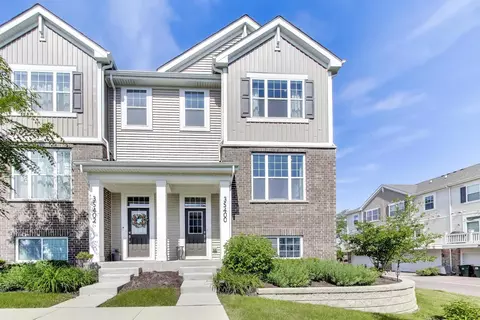 3 S400 Wheeler Cir, Warrenville, IL 60563