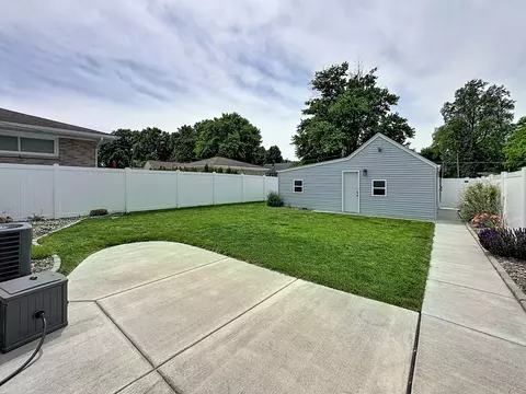 Exterior - 1841 32nd St, Moline, IL 61265 photo 4 of 5